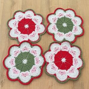 Set of 4 Santa Circle Place Mats Crochet Hand Made 2 Green / 2 Red